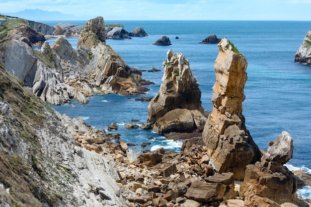 Costa rocciosa dell'Oceano Atlantico vicino alla spiaggia di Portio, (Pielagos, Cantabria, Spagna)