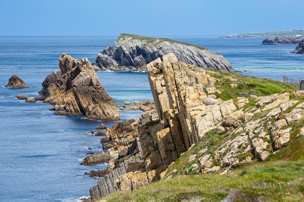 Costa rocciosa dell'Oceano Atlantico vicino alla spiaggia di Portio (Pielagos, Cantabria, Spagna)