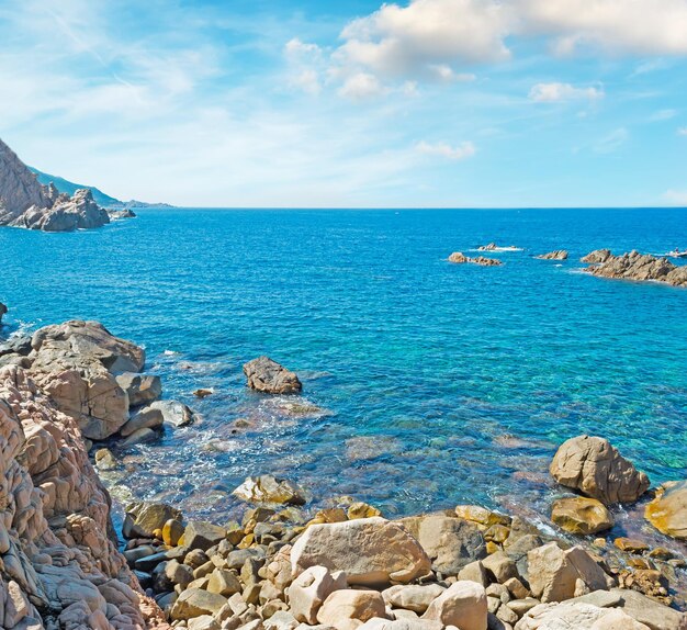 Costa rocciosa della Costa Paradiso in una giornata nuvolosa