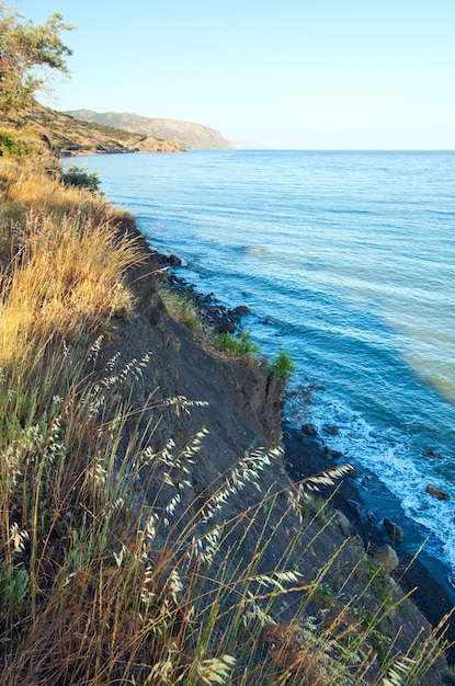 Costa rocciosa di estate (Crimea, Ucraina).