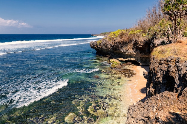 Costa rocciosa e bellissima acqua di Nusa Dua, isola di Bali