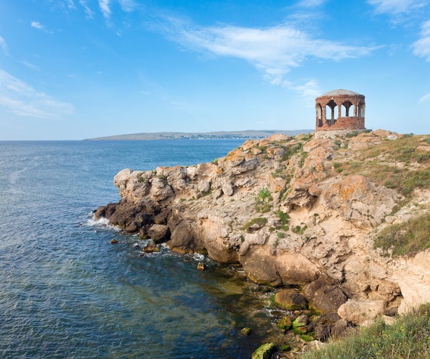 Costa rocciosa estiva e promontorio con padiglione