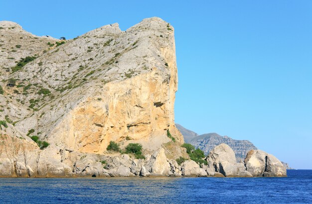 Costa rocciosa estiva (riserva "Novyj Svit", Crimea, Ucraina).