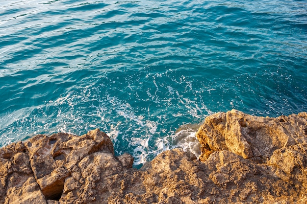 Costa rocciosa in mare. Vista dall'alto