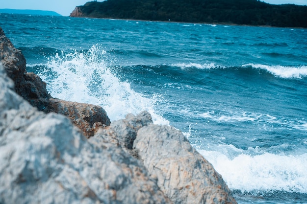 Costa rocciosa in riva al mare