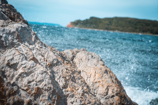 Costa rocciosa in riva al mare