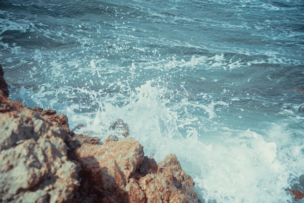 Costa rocciosa in riva al mare