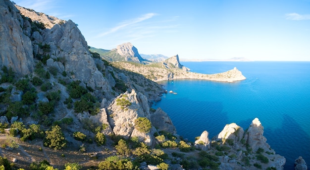 Costa rocciosa in serata estiva della riserva "Novyj Svit" (Crimea, Ucraina, "Capo Capchik"). Immagine del punto a tre colpi.