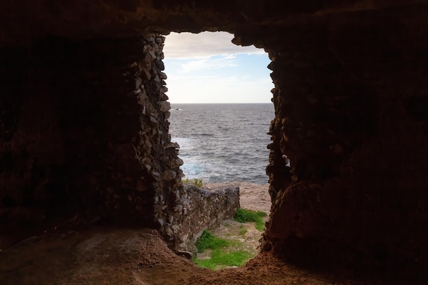 Costa rocciosa in un parco in località turistica Sorrento Italia