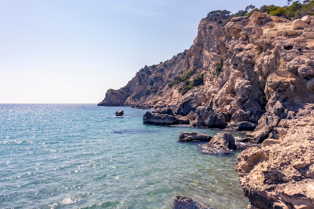 Costa rocciosa in una giornata di sole un mare calmo