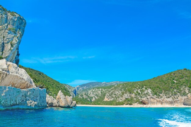 Costa rocciosa nel Golfo di Orosei Girato in Sardegna Italia