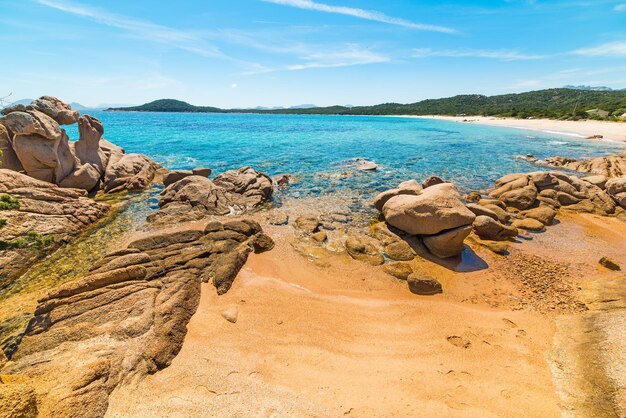 Costa rocciosa nella spiaggia di Liscia Ruja Sardegna