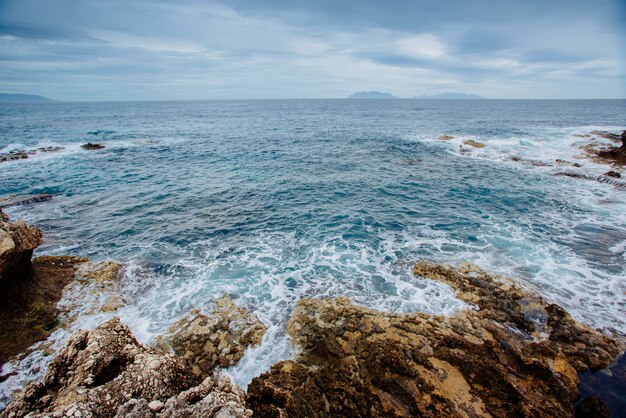 Costa rocciosa scenica Capo Milazzo. Sicilia, Italia.