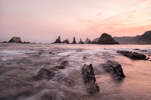 Costa selvaggia de La Gueirua, Asturies, Spagna.