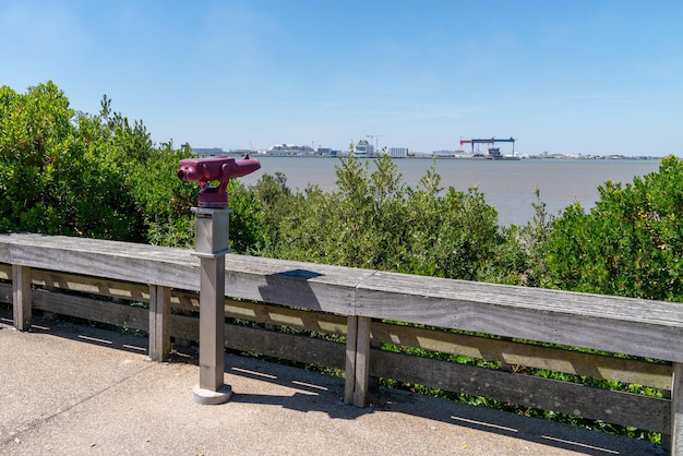 Costa turistica paga per vedere il telescopio nell'orizzonte del fiume di saint nazaire