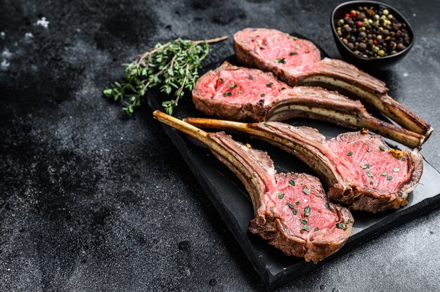 Costata di agnello arrosto bistecche di carne su una tavola di marmo