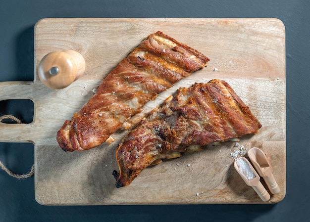 Costata di maiale iberica al forno su fondo di legno, vista dall'alto