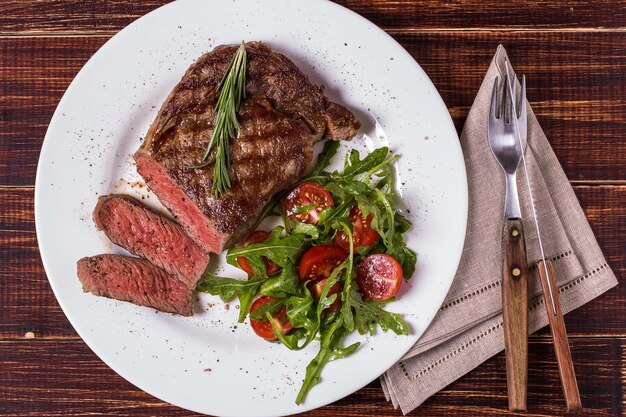 Costata di manzo con rucola e pomodorini