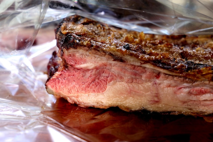 Foto costata di manzo su una tavola di legno in un barbecue brasiliano