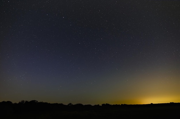 Costellazione dell'Orsa Maggiore nel cielo notturno e inquinamento luminoso. Paesaggio stellato.