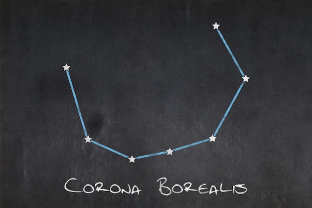 Costellazione della Corona Boreale disegnata su una lavagna