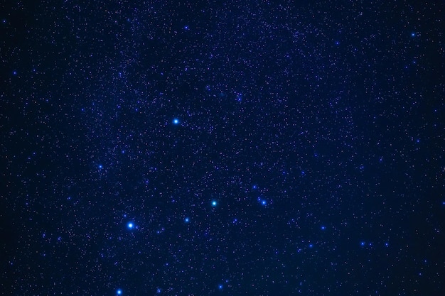 Costellazione di Orione sullo sfondo di un cielo stellato blu. Astrofotografia di stelle, galassie e nebulose di notte