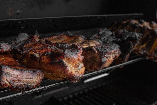 Costine arrostite. Carne grigliata. Cuocere sul fuoco. Una crosta rubiconda. Cibi grassi. Maiale grigliato.