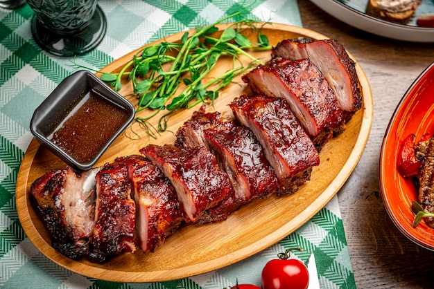 Costine di maiale al barbecue glassate con salsa di peperoncino