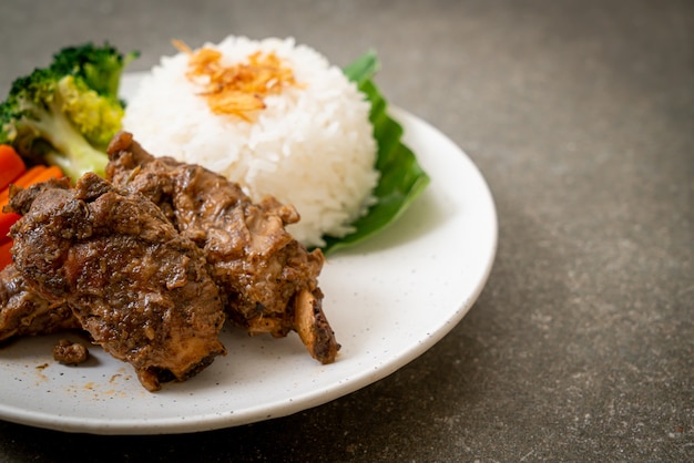 Costine di maiale al forno con salsa e riso