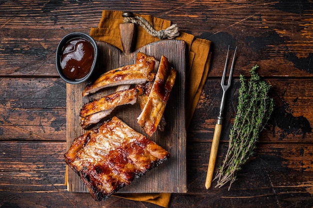 Costine di maiale alla griglia Baby Back su una tavola di legno Fondo in legno Vista dall'alto