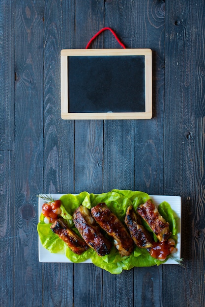 Costine di maiale alla griglia barbecue con verdure