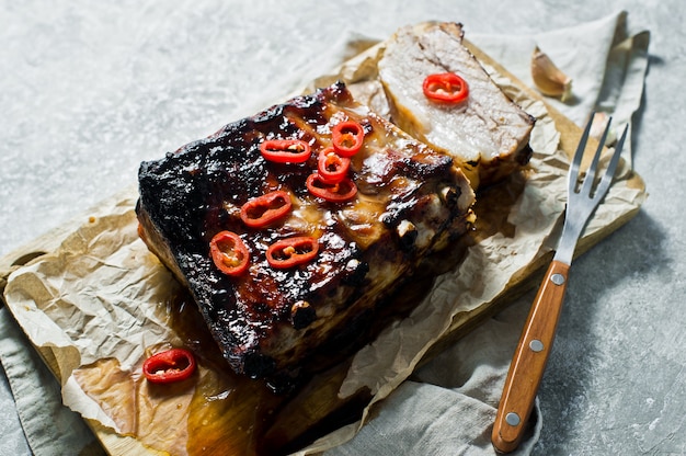 Costine di maiale alla griglia con peperoncino.