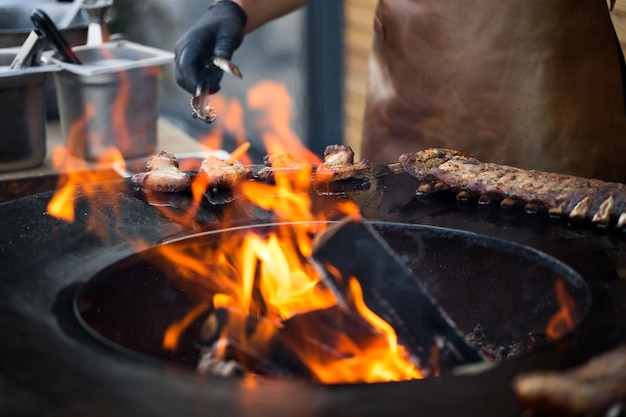 Costine di maiale alla griglia con salsa barbecue alla griglia Festival street food