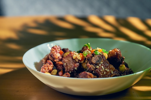 Costine di maiale alla griglia con semi di sesamo e arachidi. Ricetta e cucina cinese.