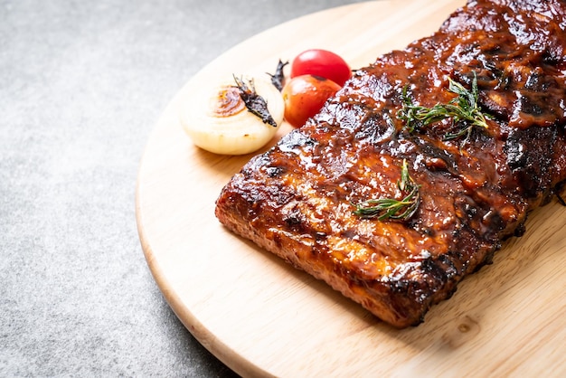 costine di maiale alla griglia e barbecue