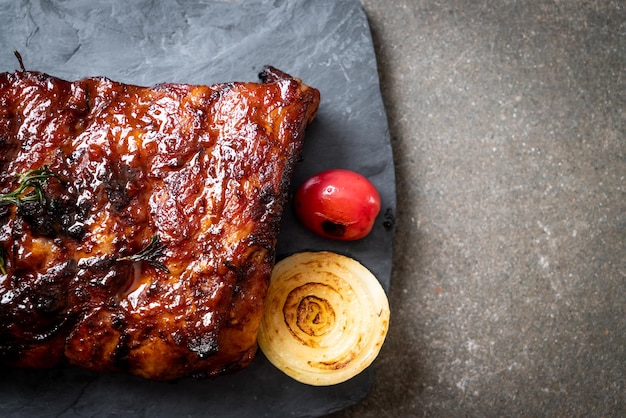 costine di maiale alla griglia e barbecue