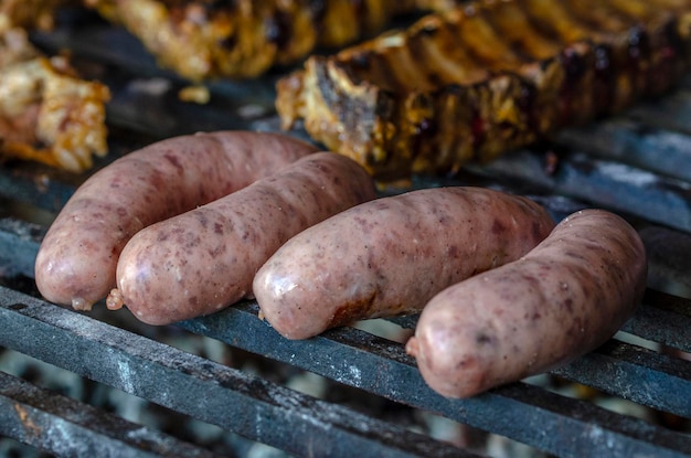 Costine di maiale e salsiccia alla griglia