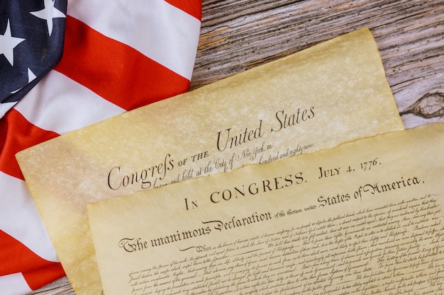 Costituzione americana su pergamena vintage il documento dettaglia la Dichiarazione di Indipendenza degli Stati Uniti con il 4 luglio 1776