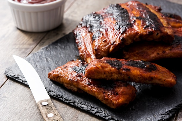 Costole arrostite del barbecue sulla tavola di legno