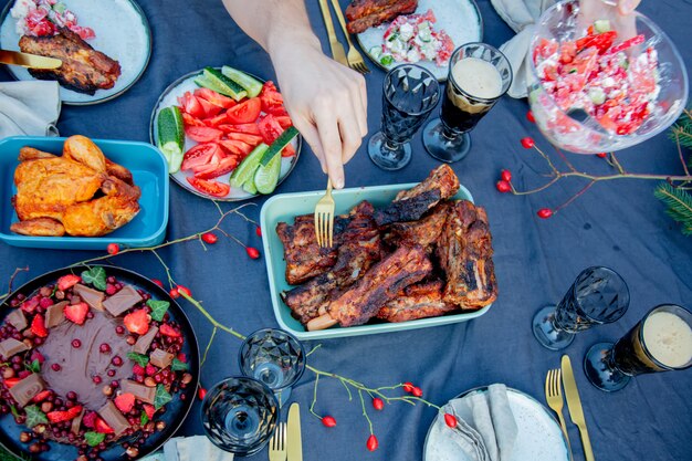 Costole di maiale barbecue sul tavolo con altri alimenti