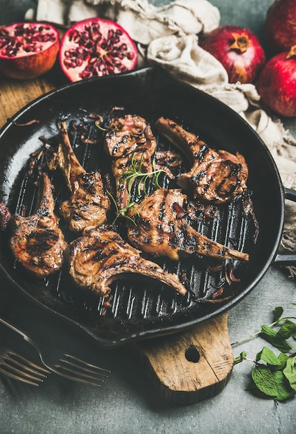 Costolette di agnello alla griglia servite con melograni freschi e menta