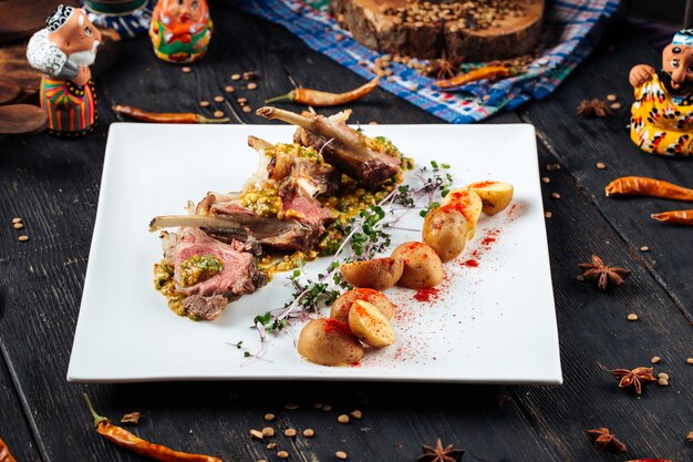 Costolette di agnello arrosto con patate novelle