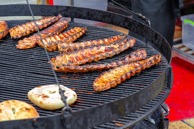 Costolette di carne alla griglia Barbecue alla griglia Cottura della carne alla brace Delizioso cibo a base di carne succosa