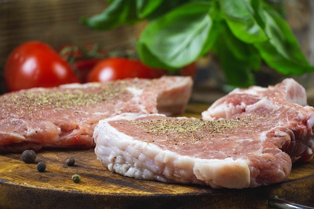 Costolette di filetto di maiale su un tagliere di legno