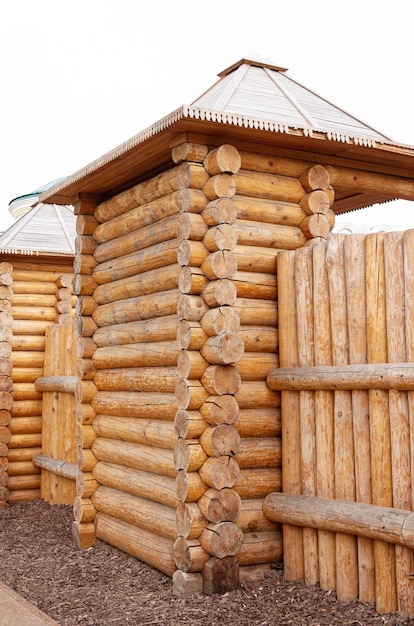 Costruire da tronchi di legno non verniciati