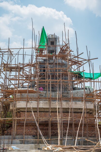 Costruire la statua di Buddha