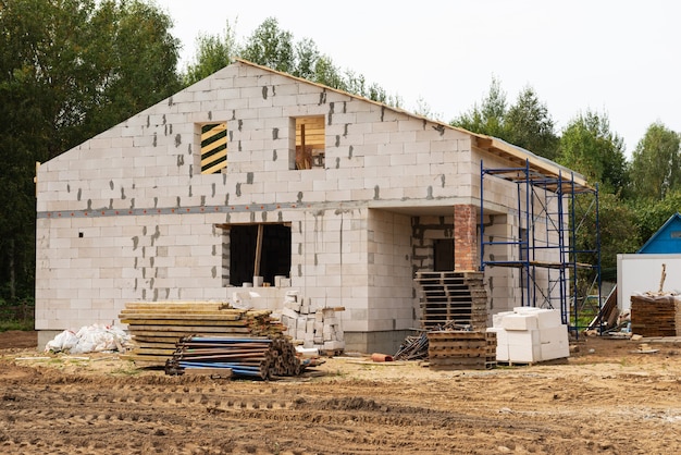 Costruire una casa con blocchi di cemento.