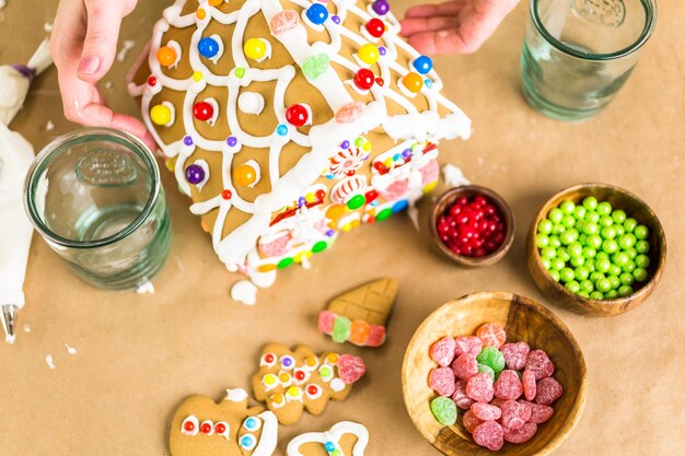 Costruire una casa di marzapane per Natale.