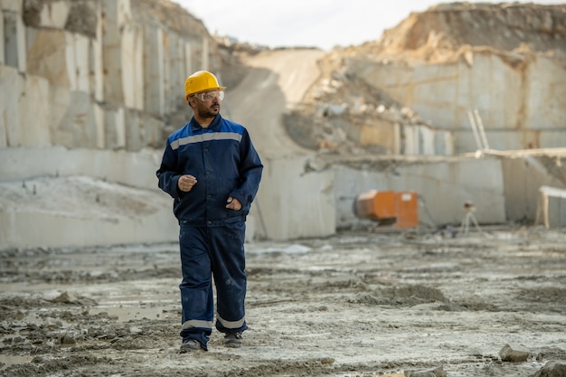 Costruttore contemporaneo in uniforme che scende dal cantiere