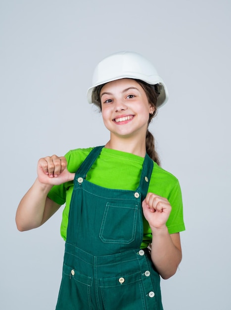 Costruttore di ragazze teenager in casco protettivo e carriera futura dell'uniforme protettiva